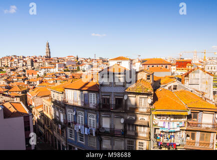 PORTO, PORTUGAL - 12. FEBRUAR 2018: Architektur in der Altstadt von Porto in Portugal. Stockfoto