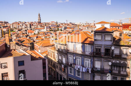 PORTO, PORTUGAL - 12. FEBRUAR 2018: Architektur in der Altstadt von Porto in Portugal. Stockfoto