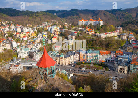 Karlsbad, TSCHECHISCHE REPUBLIK - 29. APRIL 2017: Luftaufnahme der Stadt von Hill Peter des Großen Stockfoto