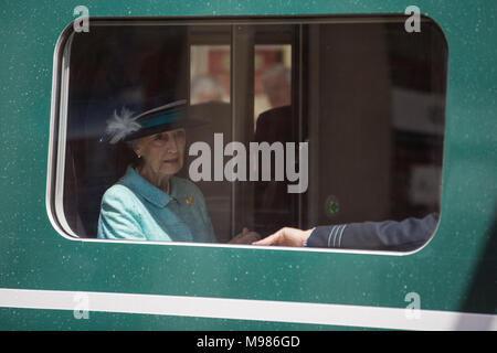 Slough, Großbritannien. 13. Juni 2017. Die Partei der Königin bereitet von Slough nach London Paddington auf der Great Western Railway Zug zu reisen, Neuerstellung der Hi Stockfoto