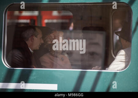Slough, Großbritannien. 13. Juni 2017. Die Königin saß neben Isambard Thomas, der Ur-Ur-Enkel von Isambard Kingdom Brunel und diagonal gegenüber Stockfoto