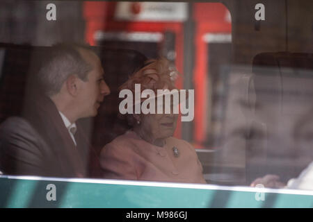 Slough, Großbritannien. 13. Juni 2017. Die Königin saß neben Isambard Thomas, der Ur-Ur-Enkel von Isambard Kingdom Brunel und diagonal gegenüber Stockfoto