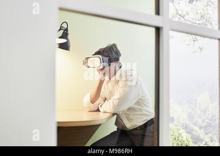 Unternehmer tragen VR-Brille in modernen Büro Stockfoto