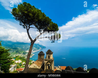 Italien, Kampanien, Amalfiküste, Ravello, Blick auf die Küste und das Meer mit Pinien und Chiesa dell'Annunziata Stockfoto