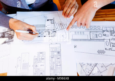 Team von Architekten, die an einem Projekt arbeitet, diskutieren Blueprints Stockfoto