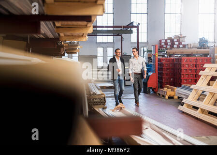 Zwei Geschäftsleute gehen in Fabrik Abstellraum Stockfoto