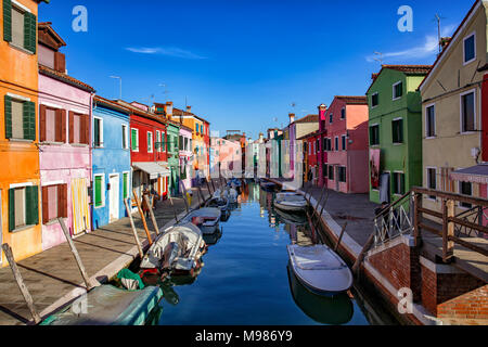 Italien, Venetien, Burano, Kanal mit Booten und bunte Häuser Stockfoto