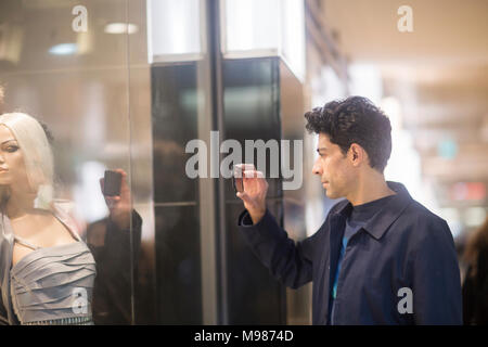 Mann, Foto, Schaufensterpuppe mit Handy Stockfoto