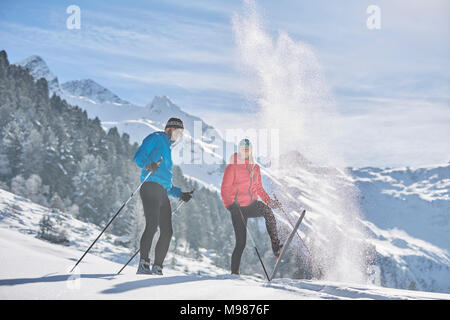 Österreich, Tirol, Luesens, Sellrain, zwei Langläufer in der verschneiten Landschaft Stockfoto