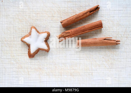 Zimt Stern und zimtstangen als Kometen geformt Stockfoto