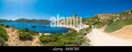 Spanien, Balearen, Mallorca, Colònia de Sant Jordi, Parque Nacional de Cabrera, Cabrera-Nationalpark, Cabrera-Archipel, Ausblick auf Hafen und Burg vo Stockfoto