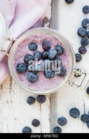 Über Nacht Hafer mit Blaubeeren in Jar Stockfoto