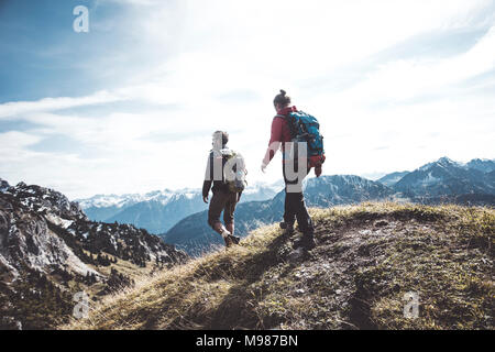 Österreich, Tirol, junges Paar Wandern in den Bergen Stockfoto