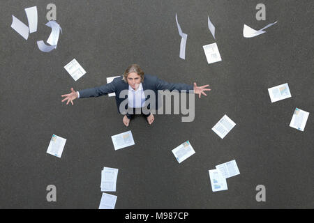Papiere fallen auf Geschäftsmann auf tarnac Stockfoto