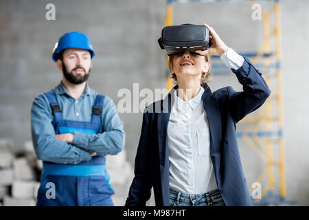Frau client tragen VR-Brille auf der Baustelle Stockfoto