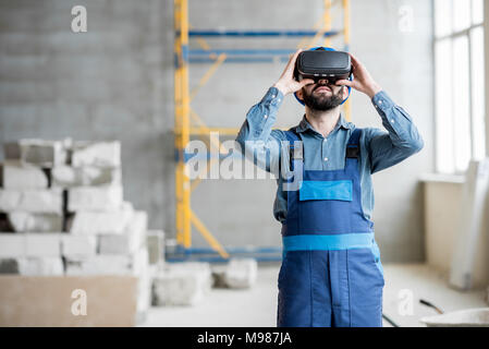 Builder arbeiten mit VR-Brille Stockfoto