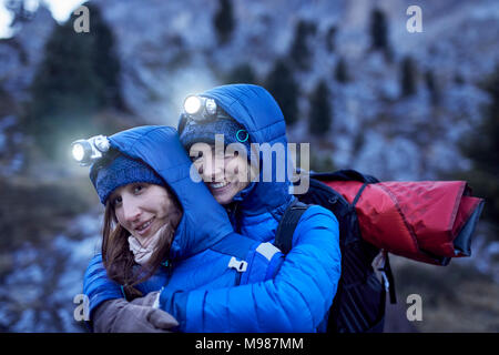 Zwei glückliche junge Frauen mit Scheinwerfern in die Berge Stockfoto