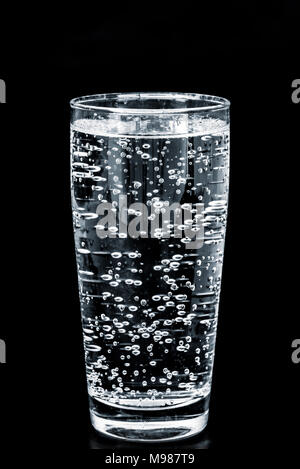 Sekt trinken in dunklen Stockfoto