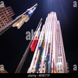 USA, New York City, internationale Flaggen vor dem Rockefeller Center bei Nacht