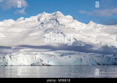 Blick auf die Landschaft von Fournier Bay, Antarktische Halbinsel, Gletscher und Eis bedeckte Berge, Antarktis Stockfoto