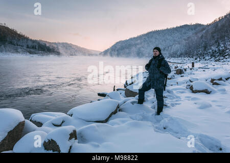 Russland, Amur Oblast, Mann stand am Flußufer der Bureya im Winter Stockfoto