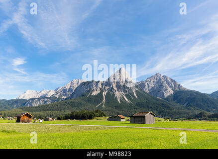 Österreich, Tirol, Lermoos, Ehrwalder Becken, Blick auf die Ehrwalder Sonnenspitze, Gruenstein, Ehrwald, Mieminger Kette Stockfoto