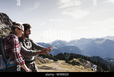 Österreich, Tirol, lächelnden jungen Paar ein selfie in Bergwelt Stockfoto
