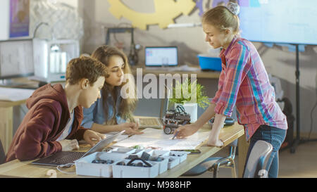 In einem Informatik Klasse Lehrer erklärt Programmierung für Kinder am interaktiven Whiteboard. Stockfoto