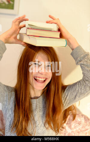 Mädchen mit Büchern mit dem Kopf, Buchstapel, Leseratte, Bayern, Deutschlaned Stockfoto