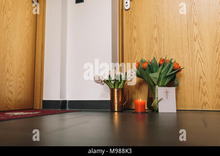 Abschied Blumen, Kerzen und condolende Karte an der Wohnungstür verstorbener Nachbar Stockfoto