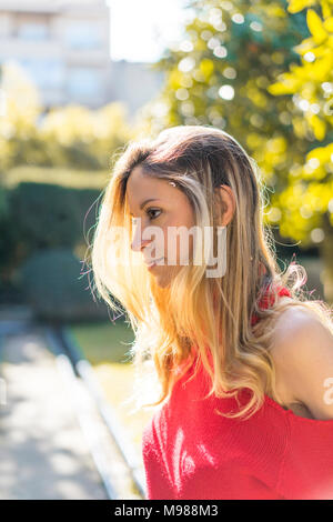 Porträt der attraktive junge Frau in einem Garten Stockfoto