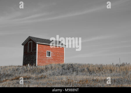 Red shack auf einem Hügel in Neufundland, Kanada Stockfoto