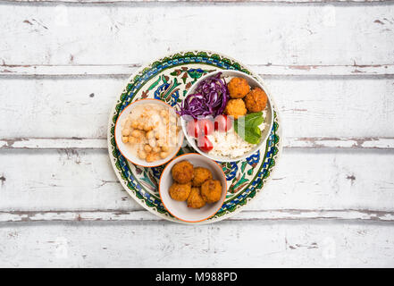 Süßkartoffel-Kugeln, Couscous, Hummus und Gemüse in Schalen Stockfoto