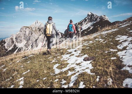 Österreich, Tirol, drei Wanderer Wandern in den Bergen Stockfoto