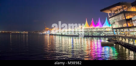 Kanada, British Columbia, Vancouver, Canada Place Convention Center und bei Nacht Stockfoto