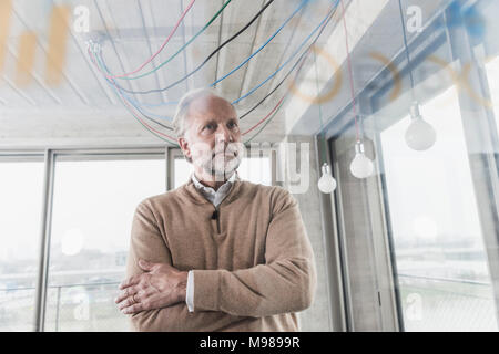 Casual reife Geschäftsmann an Daten mit Glasscheibe im Büro suchen Stockfoto