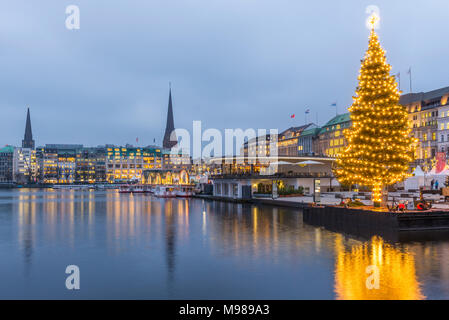 Deutschland, Hamburg, Binnenalster, Jungfernstieg und Weihnachtsbaum Stockfoto