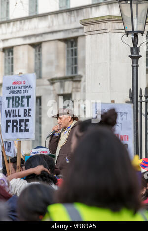 London, UK, 10. März 2018; Free Tibet Demonstrant Gesänge zu Gast bei der Demonstration in Whitehall auf tibetischen Volksaufstand Tag Stockfoto