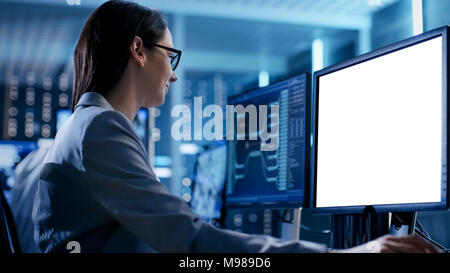 Nahaufnahme von Ingenieurin Controller stellt die Arbeit des Systems. Sie arbeitet mit weißer Bildschirm isoliert. Gut für die Vorlage. Stockfoto