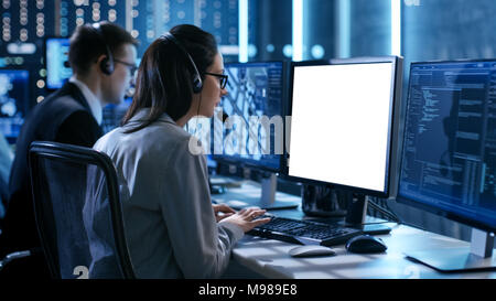 Nahaufnahme der weiblichen Arbeiten in einem Team für die technische Unterstützung gibt Anweisungen mit Hilfe des Headsets. Sie arbeitet mit weißer Bildschirm isoliert Stockfoto