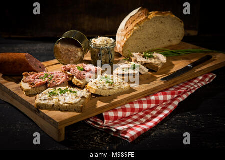 Knuspriges Brot, Knistern Fett, Leberwurst, Hackfleisch und Wurst aus Schweinefleisch Stockfoto