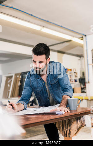 Mann, im Entwurf in der Werkstatt Stockfoto