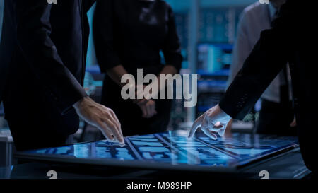 Corporate Manager Arbeiten am Tisch bei der Überwachung. Zimmer ist auf dem neuesten Stand der Technik. Computer mit animierten Bildern. Stockfoto