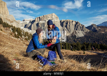 Zwei junge Frauen wandern in den Bergen eine Pause Stockfoto