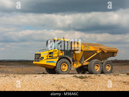 Gelenkmuldenkipper mit SCHINDEL Aggregat. Stockfoto