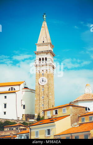 Bell Clock Tower und bunte Fassaden am Tartini-platz in Piran, Istrien, Slowenien. Stockfoto