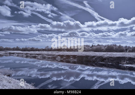 Infrarot Bild über den Fluss Parrett mit Wolken im Wasser widerspiegelt, in der Nähe von Langport in Somerset auf der Somerset Levels Stockfoto