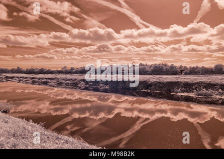 Infrarot Bild über den Fluss Parrett mit Wolken im Wasser widerspiegelt, in der Nähe von Langport in Somerset auf der Somerset Levels Stockfoto