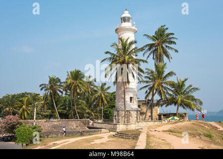 Galle Leuchtturm in Sri Lanka mit Touristen und Einheimischen gehen um an einem sonnigen Tag mit blauen Himmel. Stockfoto