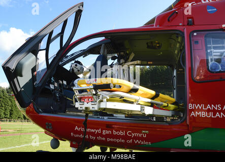 Nahaufnahme der integrierten sretcher Versammlung, die in der Kabine eines Helikopters der Wales Air Ambulance Service passt Stockfoto